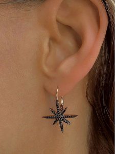 Les Petites Précieuses Pozłacane kolczyki-kreole z cyrkoniami rozmiar: onesize. Czerwone kolczyki Les Petites Précieuses, z cyrkonią, pozłacane. Za 153,34 zł.