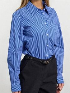 Koszula regular fit w paski - niebieski. Niebieskie koszule Sinsay, l, bez wzorów, bez kołnierzyka, bez ramiączek. Za 39,99 zł.