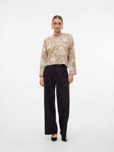 Vero Moda Sweter "New" w kolorze beżowym rozmiar: M. Brązowe swetry oversize Vero Moda, m, bez wzorów, ze splotem, bez ramiączek. Za 88,02 zł.