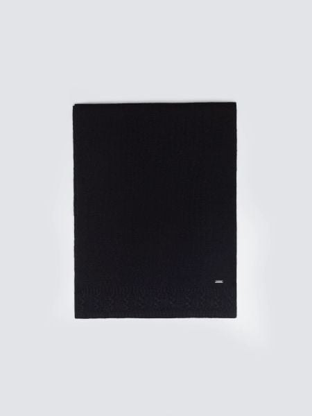 Szalik damski czarny Stanilos 906. Czarne szaliki Big Star, bez wzorów, ze splotem. W wyprzedaży za 99,99 zł.