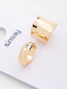 Pierścionki z błyszczącym wykończeniem 2 pack - złoty. Żółte pierścionki Sinsay, złote. Za 7,99 zł.