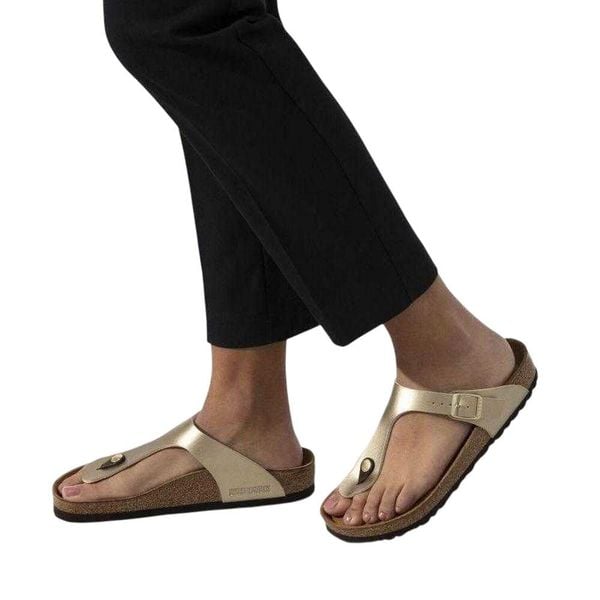 Klapki Damskie Gizeh Buckle. Czarne klapki Birkenstock, bez wzorów, z materiału, bez obcasa, na słupku. Za 439,00 zł.