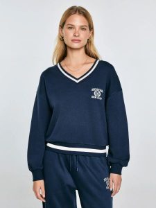 Bluza damska w stylu college z haftem z dekoltem v-neck granatowa Gabriella 403. Niebieskie bluzy Big Star, l, bez wzorów, z dzianiny, bez kaptura. Za 199,99 zł.