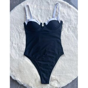 Jednoczęściowy strój kąpielowy z lamówką i wbudowanym stanikiem na lato Aglaja. Czarne stroje jednoczęściowe Intica, bez wzorów, z materiału. Za 169,00 zł.