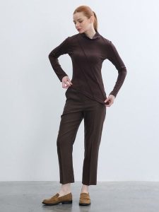 BGN Koszulka w kolorze brązowym rozmiar: 38. Brązowe bluzki BGN, bez wzorów, z asymetrycznym kołnierzem, bez ramiączek. Za 78,99 zł.