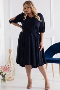 Sukienka rozkloszowana z paskiem elegancka dłuższy tył OLIWIA granatowa. Sukienki KARKO, do pracy, plus size, bez wzorów, z elastanu, biznesowe, bez kołnierzyka, plus size, bez ramiączek, midi, kopertowe. Za 89,50 zł.
