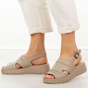 Beżowe sandały damskie Potocki 12822. Brązowe sandały POTOCKI, bez wzorów, ze skóry, bez obcasa, na platformie, bez zapięcia. Za 199,00 zł.