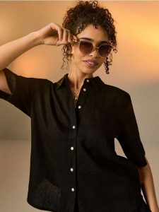 Wiskozowa koszula z krótkim rękawem z domieszką lnu - czarny. Czarne koszule Sinsay, l, bez wzorów, z wiskozy, bez kołnierzyka, bez ramiączek. Za 39,99 zł.