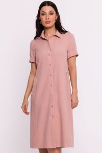 Sukienka koszulowa midi z kołnierzykiem różowa. Czerwone sukienki Sukienki.shop, do pracy, na lato, m, bez wzorów, biznesowe, bez kołnierzyka, bez ramiączek, midi, koszulowe. Za 289,00 zł.