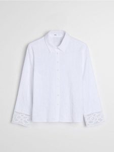 Bawełniana teksturowana koszula z koronkowym mankietem - biały. Białe koszule Sinsay, l, bez wzorów, z bawełny, bez kołnierzyka, bez ramiączek. Za 49,99 zł.