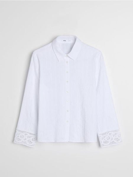 Bawełniana teksturowana koszula z koronkowym mankietem - biały. Białe koszule Sinsay, l, bez wzorów, z bawełny, bez kołnierzyka, bez ramiączek. Za 49,99 zł.
