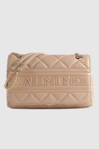 VALENTINO Beżowa torebka Ada Flap Bag. Brązowe listonoszki Valentino by Mario Valentino, bez wzorów, na ramię, pikowane, bez dodatków. W wyprzedaży za 304,99 zł.