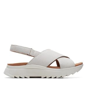 Sandały Clarks. Brązowe sandały Clarks, bez wzorów, bez obcasa, na płaskiej podeszwie, bez zapięcia. Za 259,99 zł.