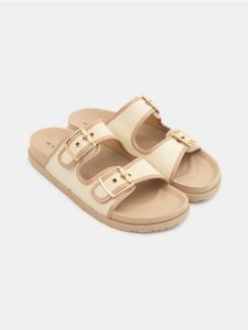 Klapki z dwoma paskami - brązowy. Brązowe klapki Sinsay, bez wzorów, bez obcasa. Za 39,99 zł.