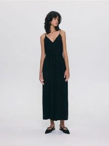 Kombinezon z lyocellem - czarny. Czarne kombinezony Reserved, l, bez wzorów, z lyocellu, bez kołnierzyka, bez ramiączek. W wyprzedaży za 99,99 zł.