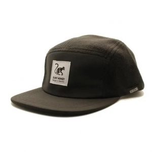 Czapka 5-panelowa górska i trekkingowa – wodoodporna (Czarny). Czarne czapki SURF MONKEY, bez wzorów, z materiału. Za 135,96 zł.