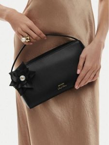 GINO ROSSI Torebka EO-ROSE-LA224-19650 Czarny. Czarne torebki klasyczne Gino Rossi, bez wzorów, ze skóry, bez dodatków. Za 299,99 zł.