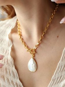 Pierres de Jade Pozłacany naszyjnik z zawieszką - dł. 47 cm rozmiar: onesize. Białe naszyjniki Pierres de Jade, z perłą, pozłacane. Za 88,64 zł.