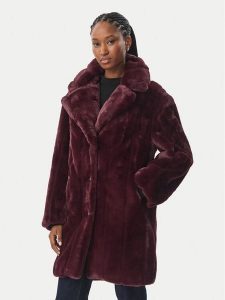 Guess Futro W6BL19 W3752 Bordowy Regular Fit. Czerwone płaszcze Guess, xl, z aplikacjami, z futra, bez kaptura. Za 864,99 zł.