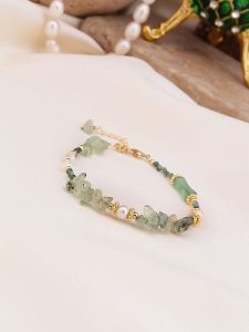 Pierres de Jade Pozłacana bransoletka z perłami i prehnitem rozmiar: onesize. Zielone bransoletki Pierres de Jade, z perłą, pozłacane. Za 43,99 zł.