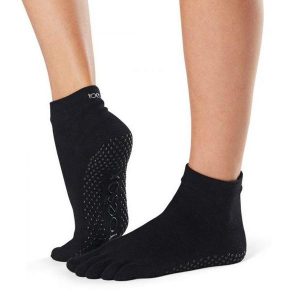 Skarpetki antypoślizgowe z palcami ToeSox do jogi. Czarne skarpetki TOESOX, bez wzorów. Za 79,99 zł.