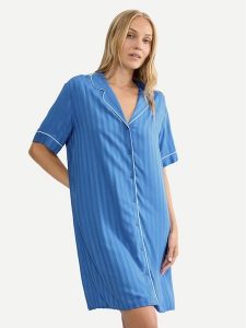 Triumph Koszula nocna Amourette Jacquard 10227274 Niebieski Relaxed Fit. Niebieskie koszule nocne Triumph, bez wzorów, z wiskozy, bez ramiączek. Za 179,99 zł.