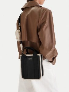 MEXX Torebka EO-MEXX-L-016-09 Czarny. Czarne torebki klasyczne Mexx, bez wzorów, z materiału, bez dodatków. Za 249,99 zł.