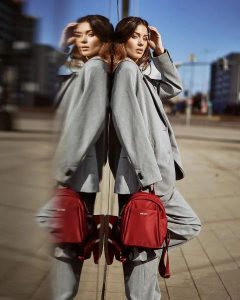 Mały Plecak Miejski Wings Rosella Dark Red. Czerwone plecaki WINGS. Za 159,90 zł.