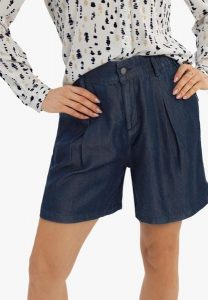 Szorty z lyocellu E-TESSA. Szorty Volcano, bez wzorów, z denimu, eleganckie, z podwyższonym stanem. Za 129,99 zł.