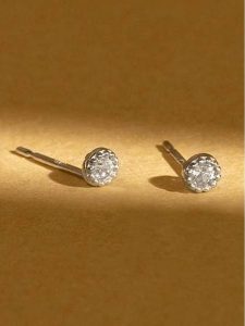 L instant d Or Złote kolczyki-wkrętki "Petits Ronds" z cyrkoniami rozmiar: onesize. Szare kolczyki L instant d Or, z cyrkonią, złote. Za 260,99 zł.