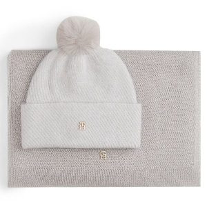 Zestaw Szalik i Czapka Tommy Hilfiger. Brązowe szaliki TOMMY HILFIGER, na zimę, bez wzorów. Za 419,99 zł.