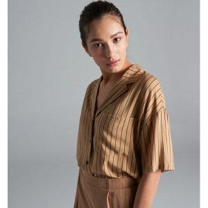 Koszula oversize w piżamowym stylu - Beżowy. Koszule marki Cropp. W wyprzedaży za 29,99 zł.