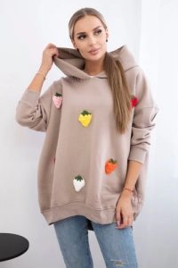 Bluza ocieplana z motywem truskawek ciemno beżowa. Brązowe bluzy KESI, l, bez wzorów, z bawełny, bez kaptura. Za 313,67 zł.