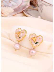 L'Atelier de Gaia Pozłacane kolczyki-wkrętki z perłami rozmiar: onesize. Różowe kolczyki L'Atelier de Gaia, z perłą, pozłacane. Za 69,99 zł.