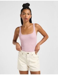 DAMSKA KOSZULKA LEE SQUARE TANK SOFT MAUVE 112363644. Fioletowe bluzki Lee, m, bez wzorów, bez kołnierzyka, bez ramiączek. Za 79,99 zł.