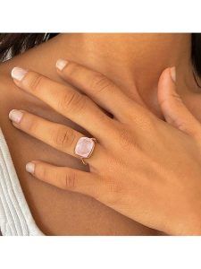 OR Carats Złoty pierścionek z kamieniem szlachetnym rozmiar: 60. Różowe pierścionki OR Carats, z kwarcem, złote. Za 869,99 zł.