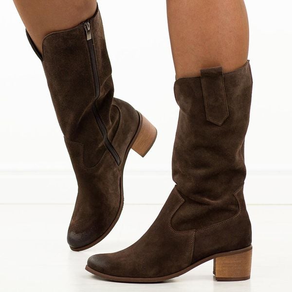 Czekoladowe skórzane Polskie kozaki damskie Deoni D407. Brązowe kozaki Deoni, na jesień, bez wzorów, z jeansu, bez obcasa, na obcasie, bez zapięcia. W wyprzedaży za 539,10 zł.