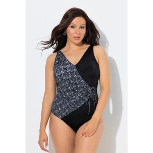 Damskie Strój kąpielowy w kopertowym stylu miękkie miseczki ozdobna klamra. Czarne stroje jednoczęściowe Ulla Popken, bez wzorów, z elastanu. Za 239,99 zł.