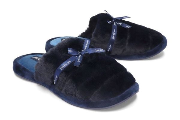 METEOR 260 WSTĄŻKA granatowy, kapcie damskie. Niebieskie kapcie Meteor, bez wzorów. Za 47,99 zł.