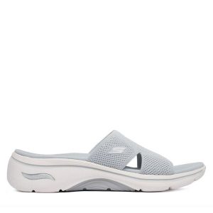Klapki Skechers. Szare klapki Skechers, bez wzorów, bez obcasa. Za 289,99 zł.