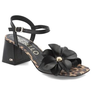 Sandały damskie Chebello, skórzane na klocku eleganckie z ozdobnym kwiatem, czarne panterka, 4699-002. Czarne sandały CheBello, z aplikacjami, bez obcasa, na obcasie, bez zapięcia. Za 379,00 zł.