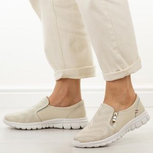 Beżowe skórzane półbuty damskie Jezzi 9819. Brązowe półbuty Jezzi, na jesień, w ażurowe wzory, z jeansu, z okrągłym noskiem, bez obcasa, na płaskiej podeszwie, bez zapięcia. W wyprzedaży za 197,10 zł.