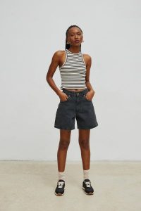 Szorty z szerokimi nogawkami w kolorze WASHED BLACK - TABOO-XL. Czarne szorty Marsala, bez wzorów, z denimu. Za 299,90 zł.