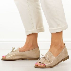 Złote skórzane płaskie sandały damskie Potocki 12824. Żółte sandały POTOCKI, bez wzorów, z jeansu, bez obcasa, na płaskiej podeszwie, bez zapięcia. Za 219,00 zł.