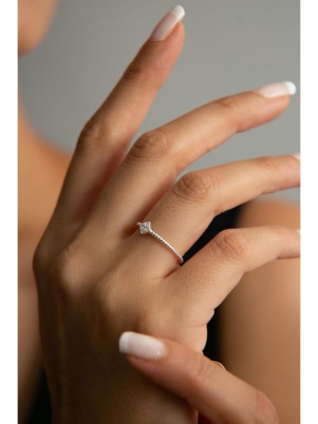 Lodie Silver Srebrny pierścionek z cyrkonią rozmiar: onesize. Szare pierścionki Lodie Silver, z cyrkonią, srebrne. Za 74,11 zł.