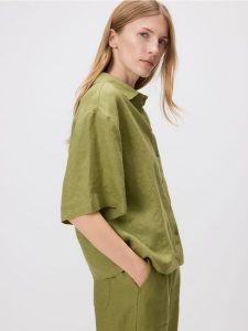 Lniana koszula z krótkimi rękawami - zielony. Zielone koszule Reserved, l, bez wzorów, bez kołnierzyka, bez ramiączek. Za 139,99 zł.