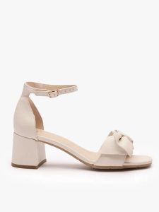 Kremowe sandały na obcasie z kokardą. Brązowe sandały Ryłko, bez wzorów, z materiału, bez obcasa, na obcasie, bez zapięcia. Za 429,99 zł.