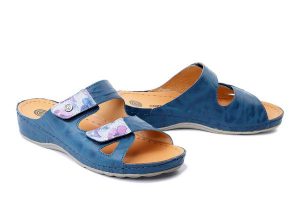 DR. BRINKMANN 700517-05 blau, klapki profilaktyczne damskie. Niebieskie klapki Dr. Brinkmann, bez wzorów, ze skóry, bez obcasa, na koturnie. Za 279,92 zł.