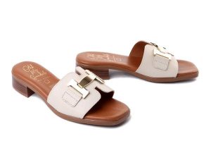 Oh! My Sandals 5890 doya hielo, klapki damskie. Brązowe klapki Oh My Sandals, bez wzorów, ze skóry, bez obcasa. Za 289,90 zł.