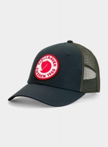 Czapka truckerka Fjallraven 1960 Logo Langtradarkeps. Czerwone czapki Fjällräven, bez wzorów, z bawełny. Za 129,99 zł.